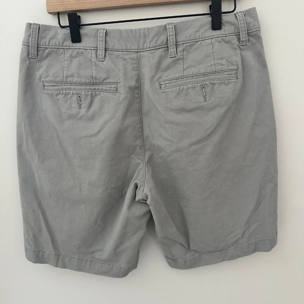 Untuckit MENS summer gray chino shorts W32